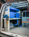 02_Ausziehbare Schraubstockwerkbank mit Standfuß und Ecoflow im Doblò