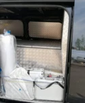 02_Blick durch die Seitentür in den Ford Custom mit Ausstattung für ein Bestattungsunternehmen
