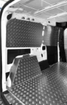 02_Bodenplatte, Wandplatten und Radkasten aus Riffelaluminium