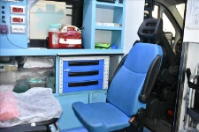 02_Den Rettungssanitätern zur Verfügung stehendes Schubladenelement von Syncro System in einem Rettungswagen