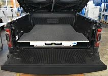 02_Der ausziehbare Schlitten mit Holz-Bodenplatte mit Marmor-Optik im Dodge Ram