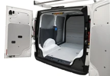 02_Detailansicht der linken Wand und Tür des KIA PV5 2026 mit Syncro Laderaumverkleidungen