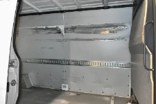 02_Die Wandplatten von Syncro an der linken Wand haben die Karosserie vor Schäden bewahrt