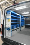 02_Eingerichtete Wand des Sprinter mit Schraubstockhalter, Regalwannen und Kofferfächern