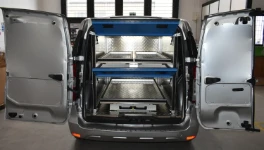 02_Fahrzeug eines Tierbestatters mit ausziehbaren Bahren und Verschlussklappen von Syncro System