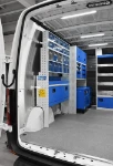 02_Hängeschrank mit durchsichtigen Schub- und Kippladen für minimalen Platzbedarf im Sprinter