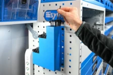 02_In die Syncro-Fahrzeugeinrichtung integrierter Kabelbinderhalter mit drei Fächern