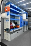 02_Linke Seitenwand im Daily mit Kompressor-Generator-Kombination, Regalen und Schrank