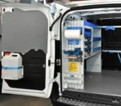 02_Linke Seitenwand im Doblò mit Zubehör und Schraubstockhalter