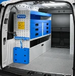 02_Linke Wand des Caddy L2H1 mit Metallschubladen, Regalwannen und Bodenfach mit Klappe