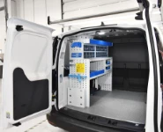 02_Linke Wand des Caddy mit Kofferfixierung, durchsichtigen Schubladen und Verzurrzubehör