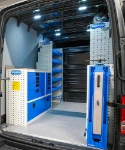 02_Linke Wand des Crafter mit Werkbank und Aufbewahrungslösungen