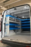 02_Linke Wand des Custom mit Regalwannen und durchsichtigen Schubladen