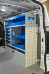 02_Linke Wand des Custom mit Syncro Fahrzeugeinrichtung