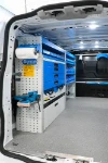02_Linke Wand des Custom mit verschiedenen Aufbewahrungslösungen, ausziehbarem Schraubstockhalter, automatischer Kofferfixierung