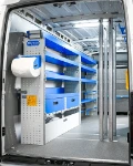 02_Linke Wand des Daily mit Regalwannen und Kofferfixierung