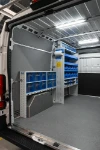 02_Linke Wand des Ducato L2H2 mit platzsparender Einrichtung von Syncro