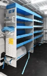 02_Linke Wand des Ducato mit Regalwannen und Ladungssicherungssystemen