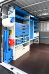 02_Linke Wand des Ducato mit Schrank, Schubladen, Regalwannen und Schraubstockhalter