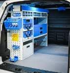 02_Linke Wand des ID Buzz mit Schubladen, Regalwannen, Kofferfixierung, Zubehör und Verkabelung