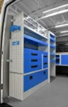 02_Linke Wand des Iveco Daily mit Metallschubladen und Regalwannen
