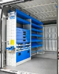02_Linke Wand des Jumper L2H2 mit Regalwannen, Schubladen, Kofferfixierung, Langgutwanne