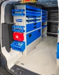 02_Linke Wand des Kia PV5 mit Schubladen, Kofferauszügen, Zubehör (1)