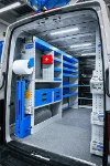 02_Linke Wand des MAN TGE mit kleiner Werkbank, Regalwannen und Schubladen