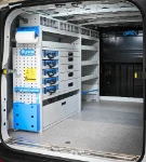 02_Linke Wand des Maxus Deliver7 mit Einrichtungsmodul aus Aluminium