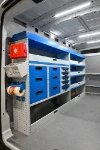 02_Linke Wand des Maxus Deliver9 mit Schubladen und Fachböden (Beispiel 1)