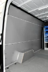02_Linke Wand des Mercedes Sprinter L2H2 mit robuster Laderaumverkleidung aus Stahl