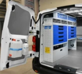 02_Linke Wand des Movano für Landmaschinen mit Metallschubladen und durchsichtigen Schub- und Kippladen
