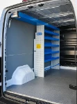 02_Linke Wand des Nissan Interstar mit Langgutwanne unter der Decke und Regalwannen