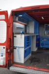 02_Linke Wand des Nutzfahrzeugs mit Werkbank, geschlossenen Regalwannen, Fachböden