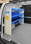 02_Linke Wand des NV200 mit Regalwannen und Ladungssicherungssystemen