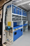 02_Linke Wand des Scudo mit durchsichtigen Kleinteilebehältern und ausziehbarem Schraubstockhalter