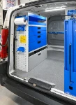 02_Linke Wand des Scudo mit Schubladen, Regalwannen und verschiedenem Zubehör