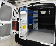 02_Linke Wand des Scudo mit Schubladen, Regalwannen und Zubehör von Syncro