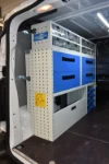 02_Linke Wand des Scudo mit Schubladen von Syncro aus Metall und aus durchsichtigem Kunststoff