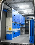 02_Linke Wand des Sprinter für die Wartung von Abfallbehandlungsanlagen mit Schubladen und Regalwannen