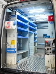 02_Linke Wand des Sprinter mit Auffangwanne für den Transport von Flüssigkeiten, Regalwannen und Zubehör