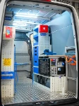 02_Linke Wand des Sprinter mit Auffangwanne für den Transport von Flüssigkeiten, Regalwannen und Zubehör
