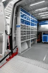 02_Linke Wand des Sprinter mit durchsichtigen Schub- und Kippladen