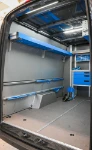 02_Linke Wand des Sprinter mit Klemmschnallen und Spanngurten und Langgutwanne unter der Decke