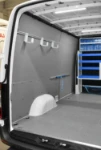 02_Linke Wand des Sprinter mit Laufschiene und Zubehör für die Ladungssicherung