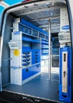 02_Linke Wand des Sprinter mit Schubladen, herausnehmbaren Koffern, durchsichtigen Schub- und Kippladen aus Kunststoff