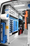 02_Linke Wand des Sprinter mit Schubladen, Koffern und klappbarem Schraubstockhalter