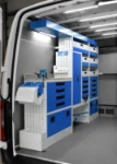 02_Linke Wand des Sprinter mit Schubladen, Regalen, Spind und Werkbank