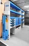 02_Linke Wand des Sprinter mit Schubladen, Regalwannen, Metallkoffern und klappbarem Schraubstockhalter von Syncro