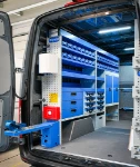 02_Linke Wand des Sprinter mit Schubladen, Regalwannen, Schränken und Schraubstockhalter von Syncro